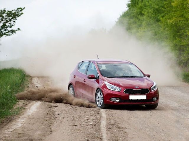 Як їхати далі, якщо асфальт закінчився: 5 хитростей для безпечного водіння ґрунтовками - фото 470449