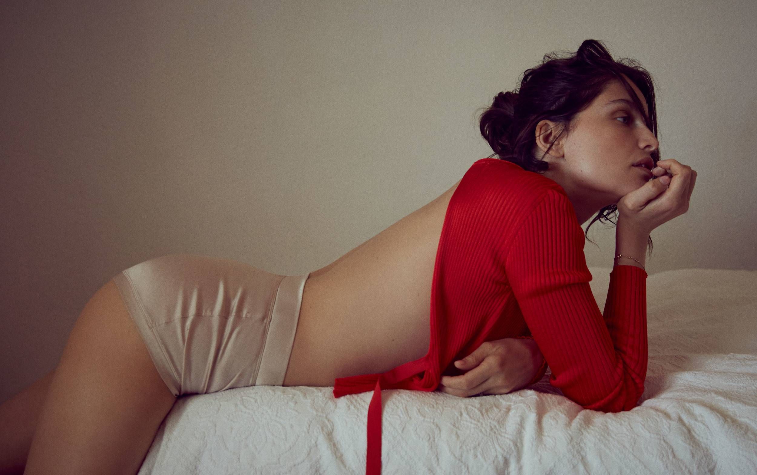 Сексуальна Летиція Каста знялася в купальниках для Marie Claire