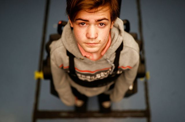 Батько повернув синові здатність ходити за допомогою екзоскелета: зворушливе відео - фото 470733