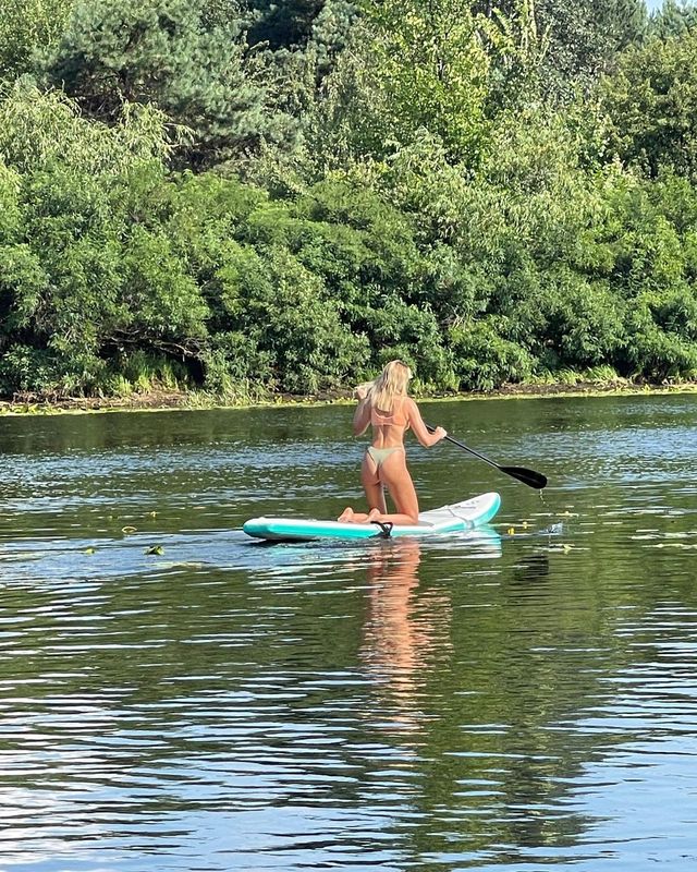 Леся Нікітюк показала, як займається сапсерфінгом у відвертому купальнику - фото 470742