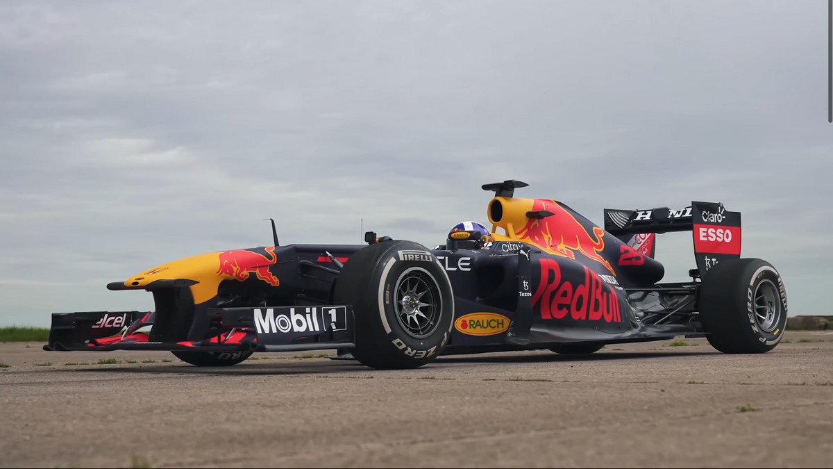 Болід Red Bull RB7 зійшовся з прокачаними суперкарами - фото 1