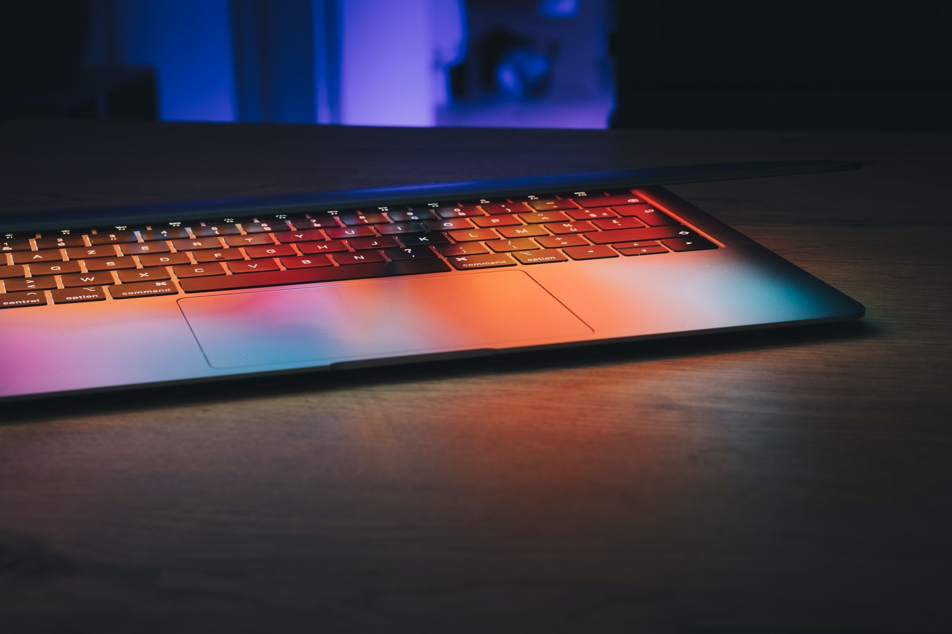 Користувачі нових MacBook скаржаться на проблемні дисплеї - фото 1