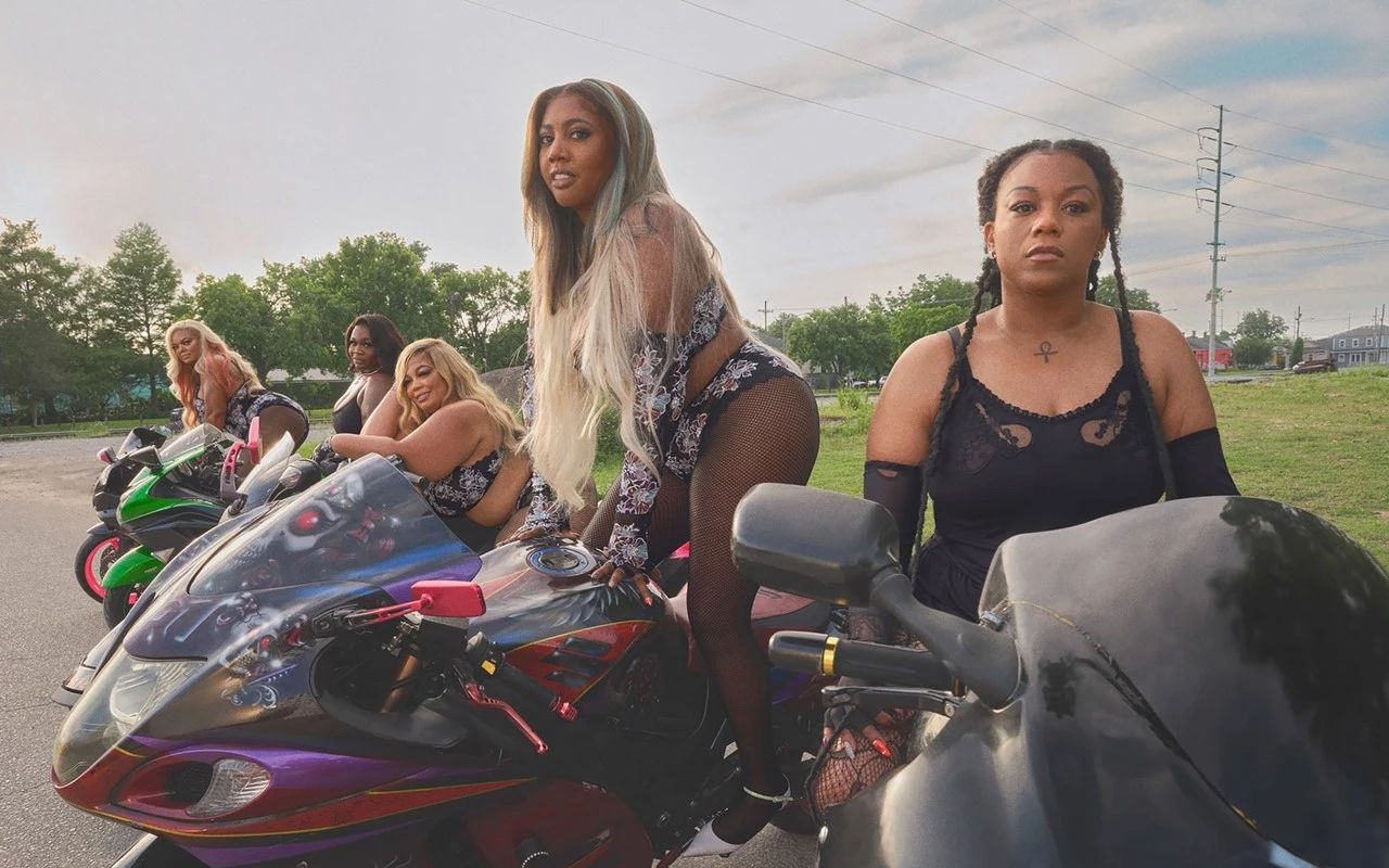 Savage х Fenty представив нову кампанію з сексуальними дівчатами-байкерками