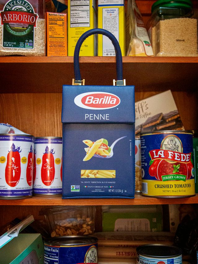 Дизайнер з Нью-Йорка випустить обмежену серію сумок у вигляді упаковки макаронів Barilla - фото 471183