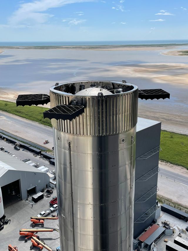 Ілон Маск показав переміщення ракети Starship на орбітальній стартовий майданчик: відео - фото 471228