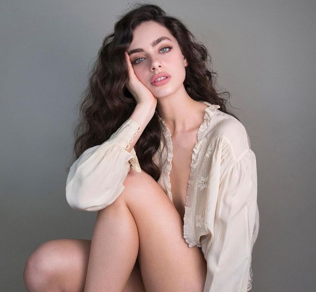 Як змінювалася власниця найкрасивішого обличчя у світі Яель Шелбіа: фото 18+ - фото 471281