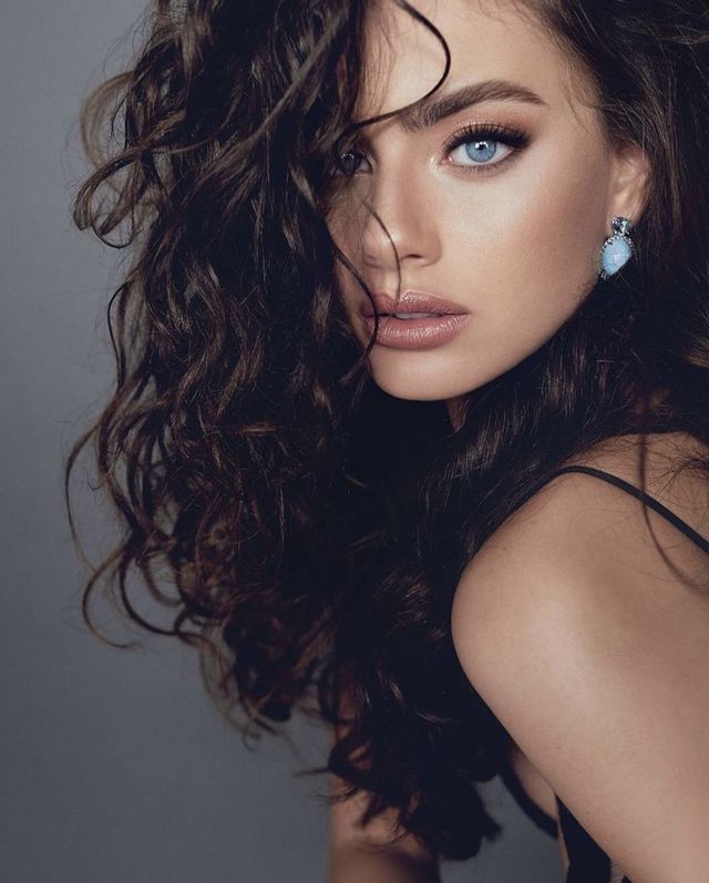 Як змінювалася власниця найкрасивішого обличчя у світі Яель Шелбіа: фото 18+ - фото 471287