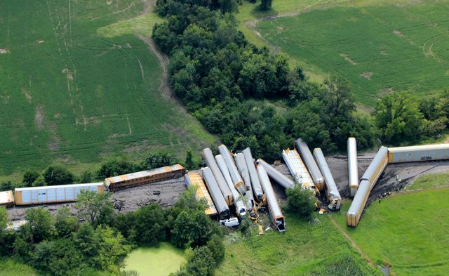 450 нових Ford розтрощили під час перевезення на поїзді: кадри з висоти пташиного польоту - фото 471347