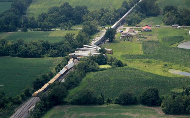 450 нових Ford розтрощили під час перевезення на поїзді: кадри з висоти пташиного польоту - фото 471348