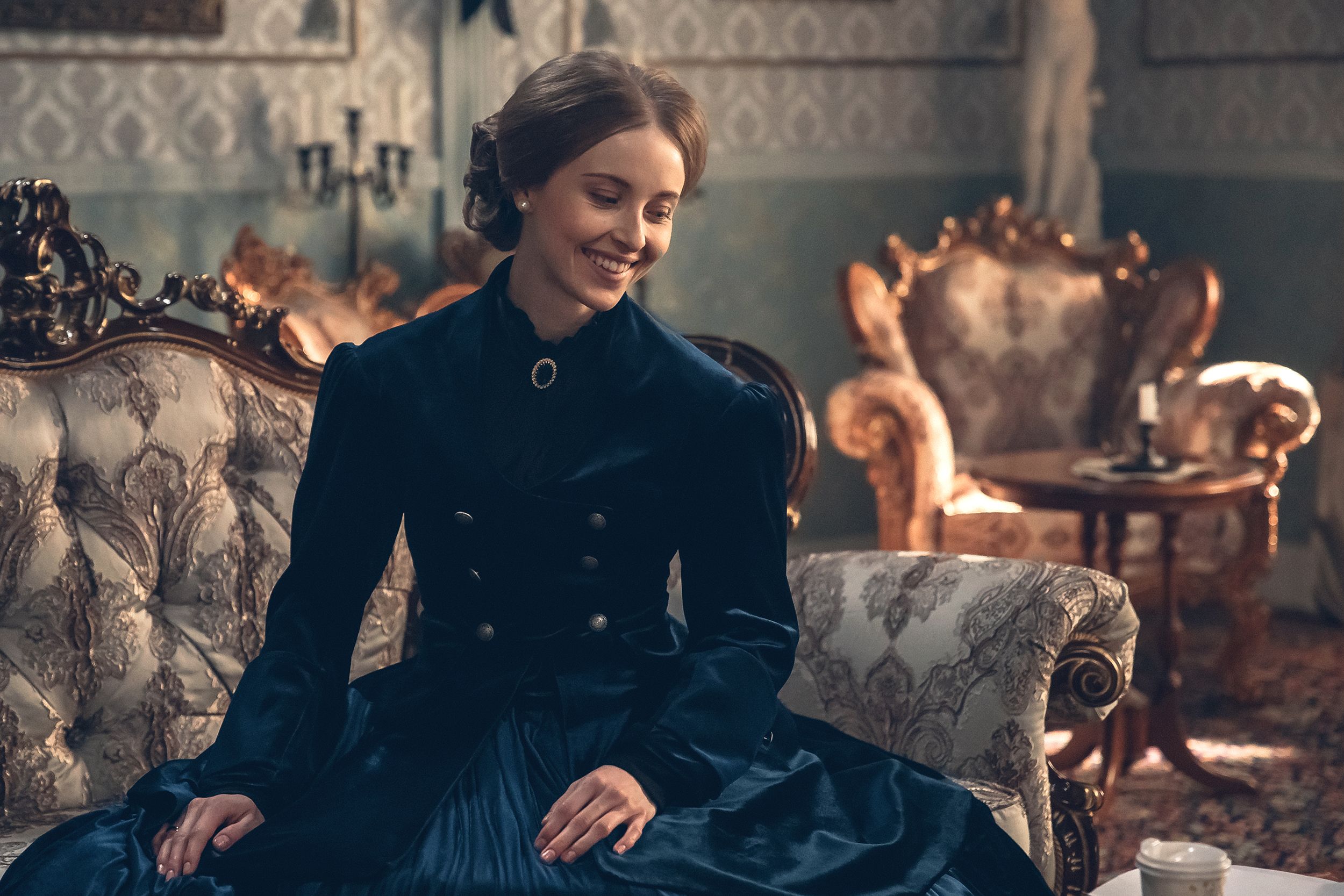 Зірка серіалу Кріпосна позувала топлес, прикрившись білою сорочкою