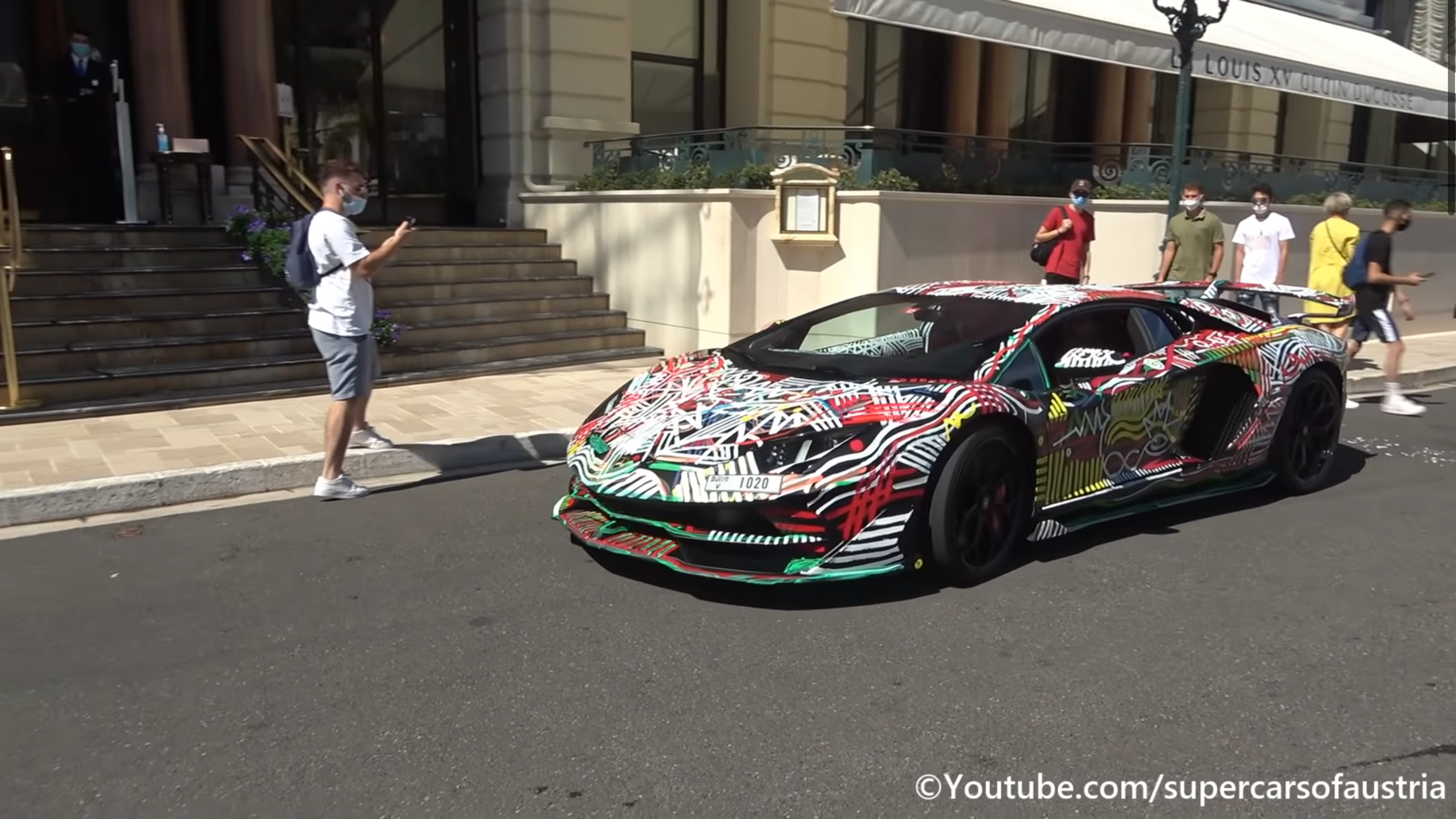 Художник розмалював Lamborghini Aventador SVJ - фото 1