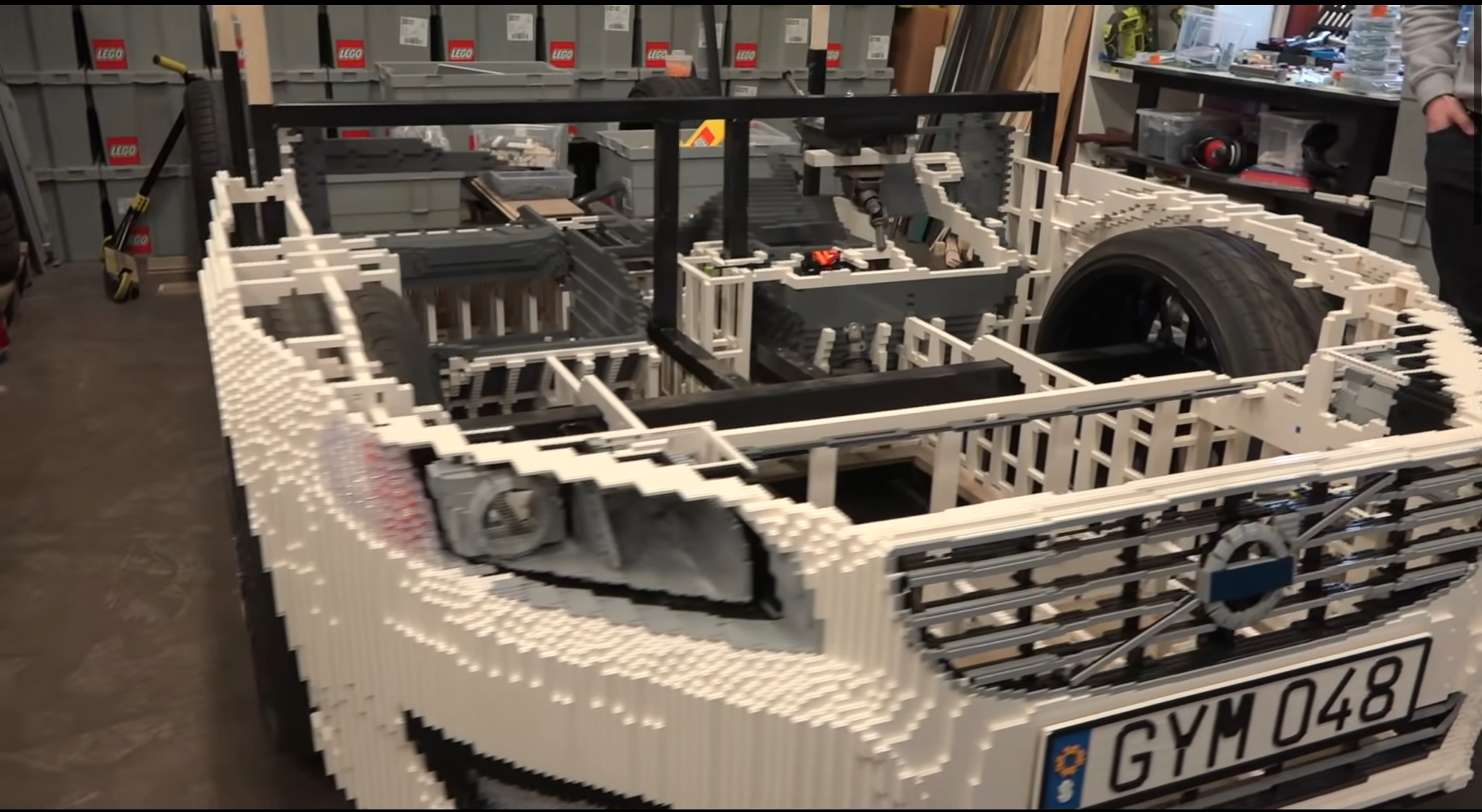 Ентузіаст вирішив побудувати повнорозмірний Volvo V70 з кубиків LEGO: відео