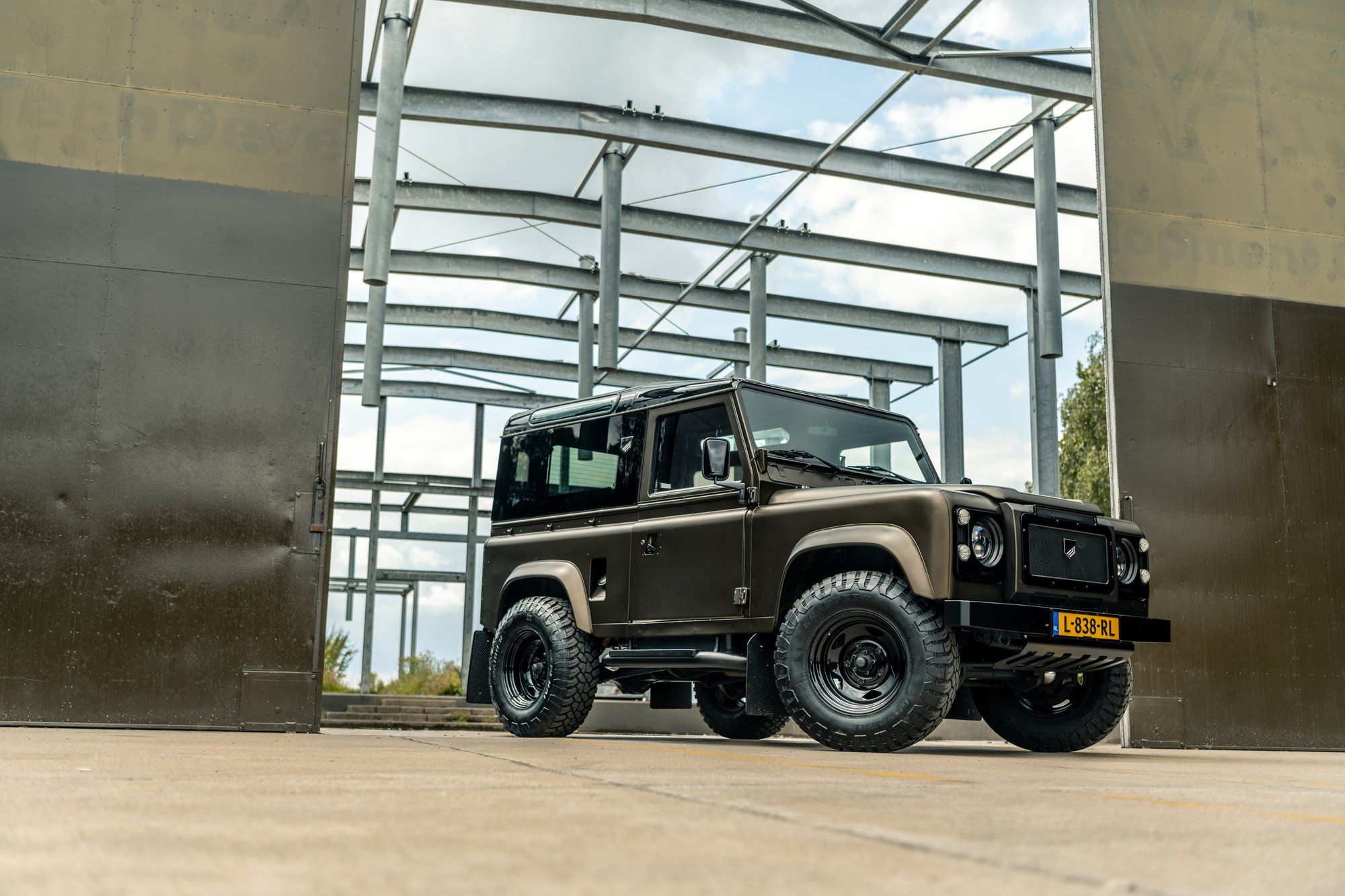 Тюнери представили бездоганний рестомод класичного Land Rover Defender