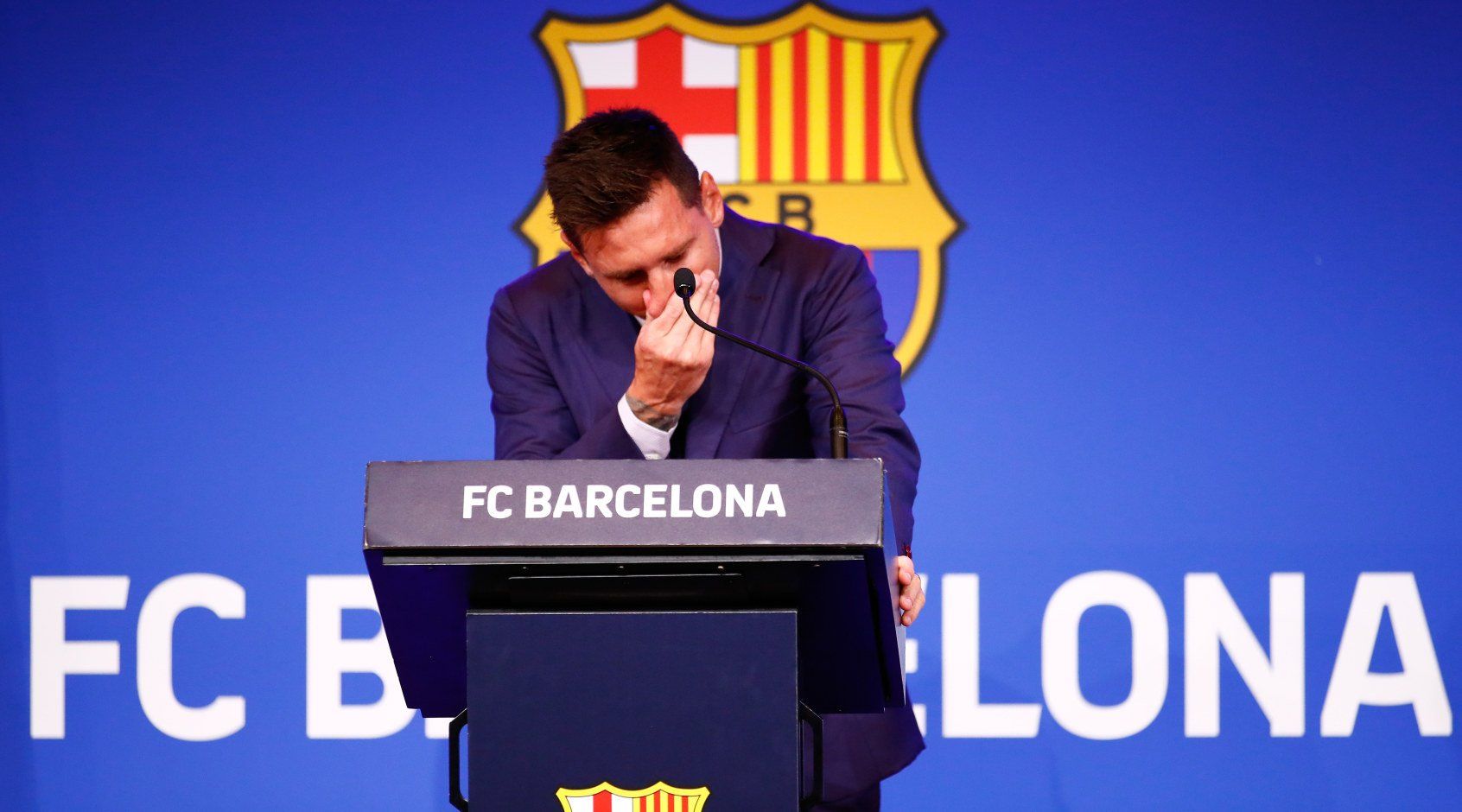 Ліонель Мессі розплакався на прощальній пресконференції у Барселоні: емоційне відео