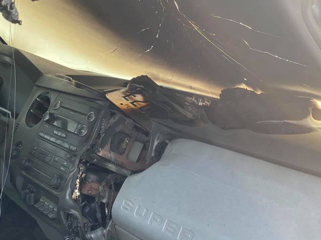 Дивіться на фото, як блискавка майже розрізала пікап навпіл - фото 471667