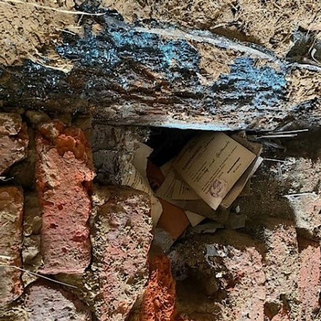 Під час ремонту німець знайшов вдома нацистський сховок: що у ньому було - фото 471698