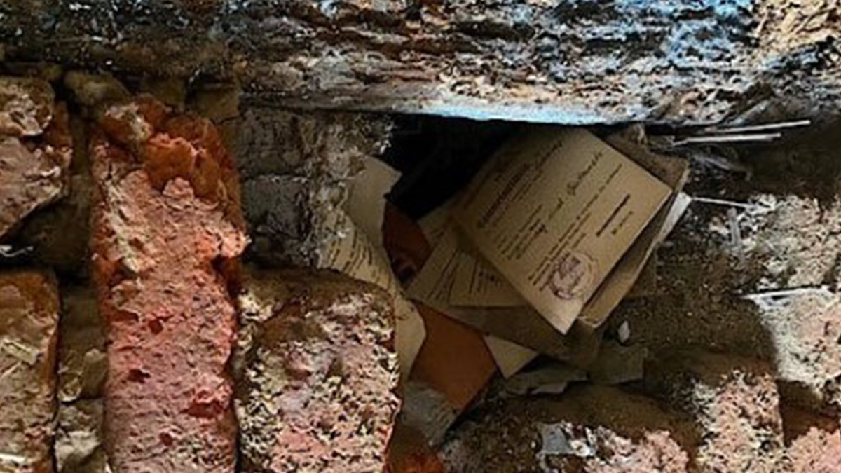 Під час ремонту німець знайшов вдома нацистський сховок: що у ньому було