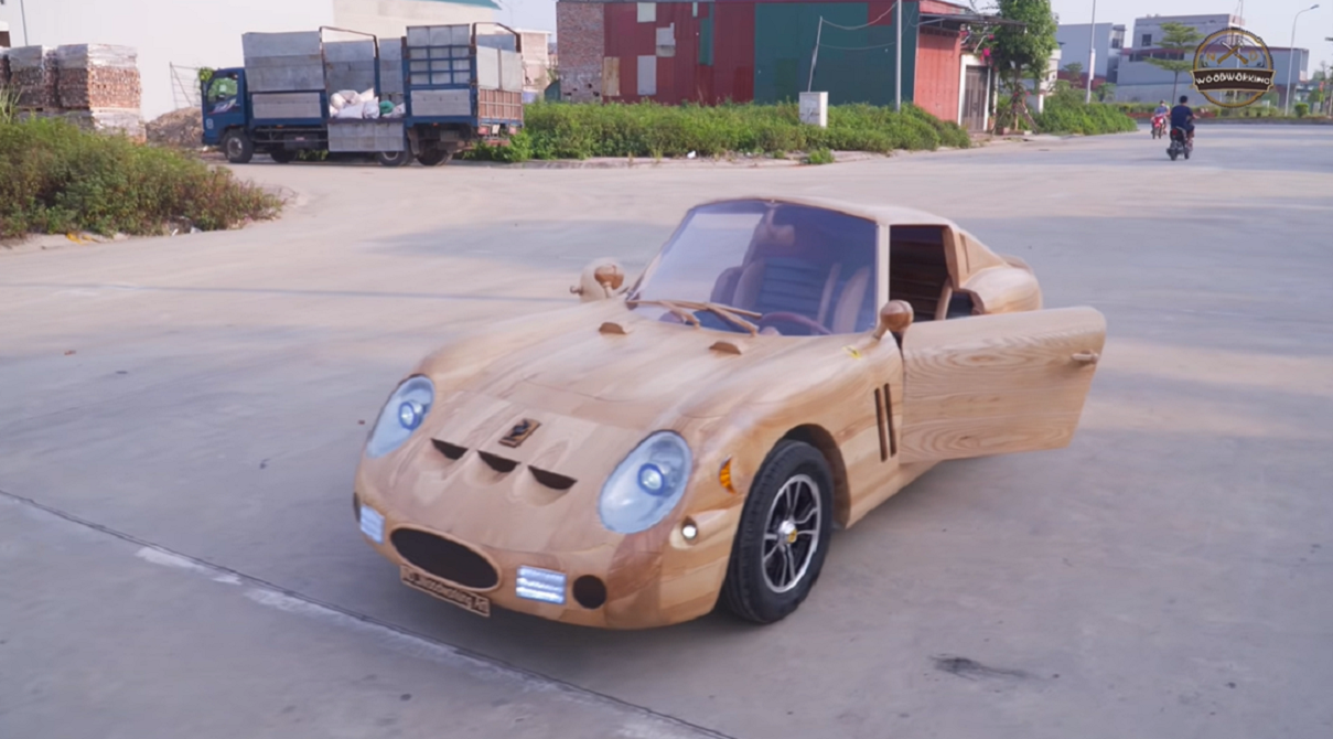 Умільці змайстрували класичну Ferrari з дерева: відео