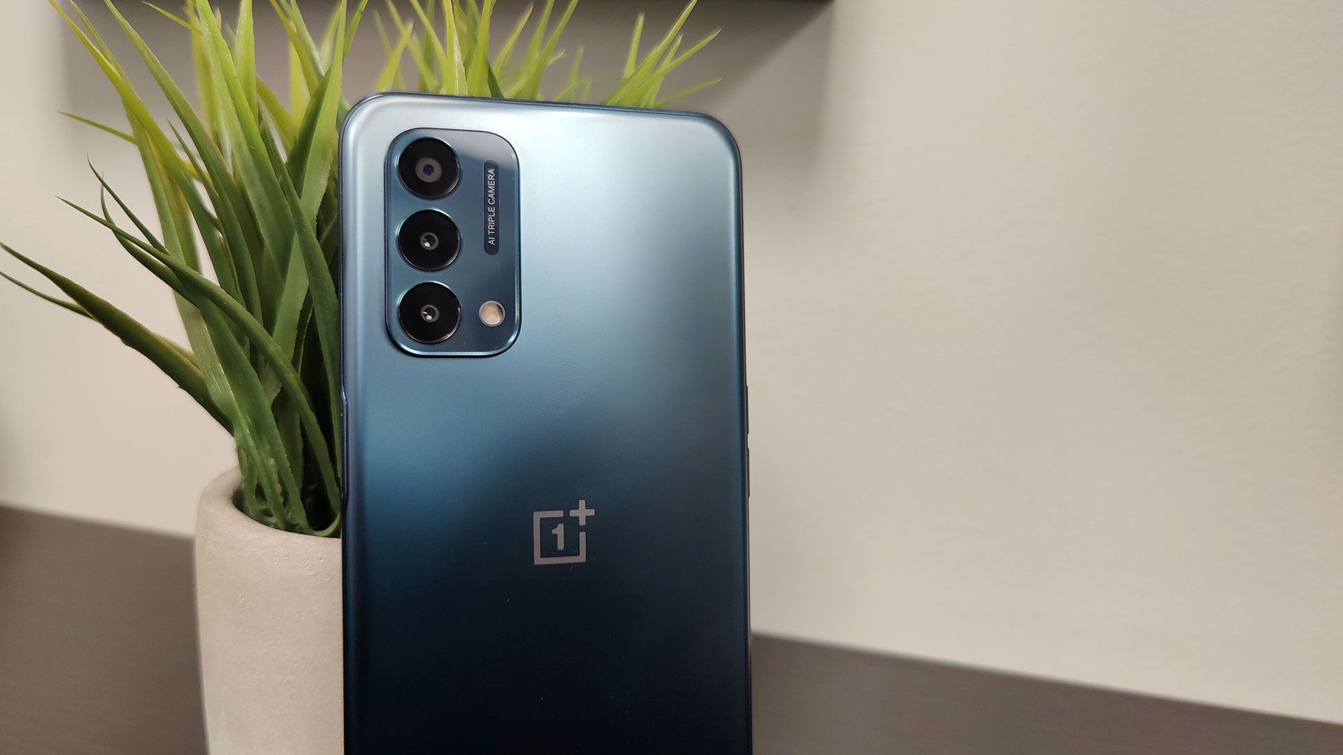Бюджетний OnePlus Nord N200 пройшов тест на міцність: відео