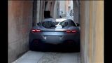 Відео дня: Ferrari Roma застряг на дуже вузькій вулиці в Італії