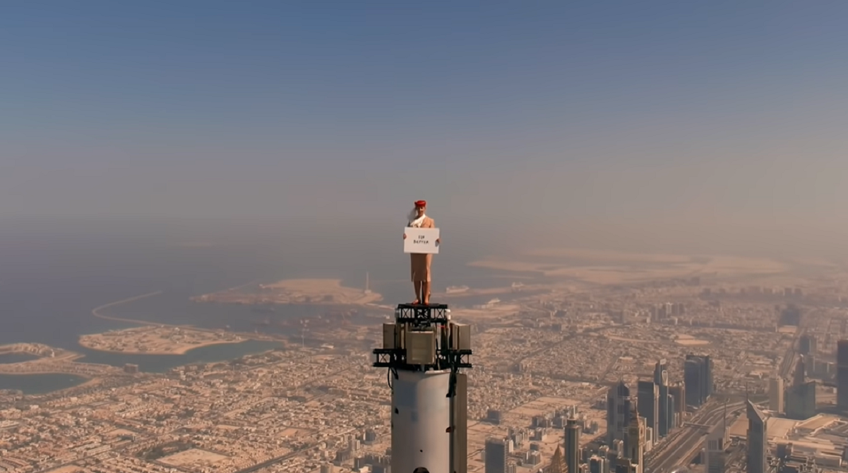 Відчайдушна стюардеса знялася для реклами на вершині найвищої будівлі у світі: відео