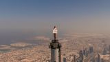 Відчайдушна стюардеса знялася для реклами на вершині найвищої будівлі у світі: відео