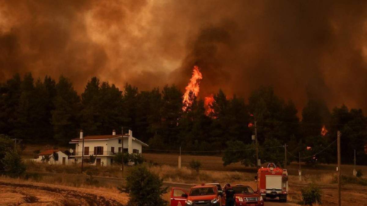 Українські рятувальники показали, як гасять вогонь в Греції