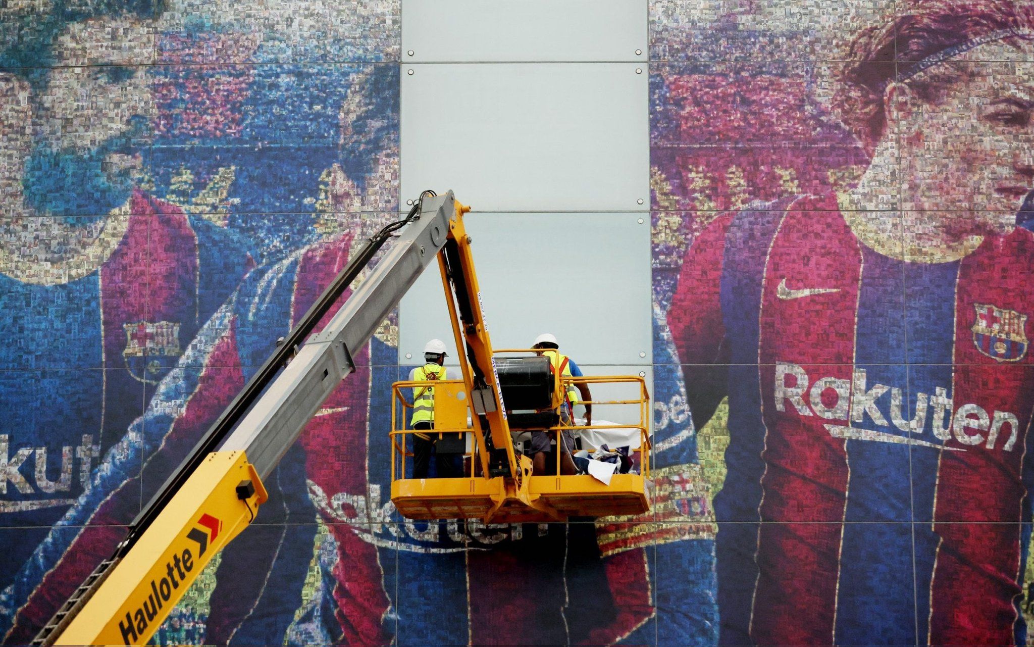 Зображення Мессі прибрали з фасаду стадіону Барселони (фотофакт)