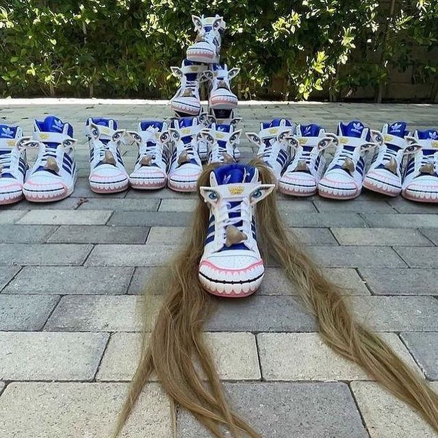 Американський комік створив епатажні кросівки, які викликали ажіотаж в мережі - фото 471983