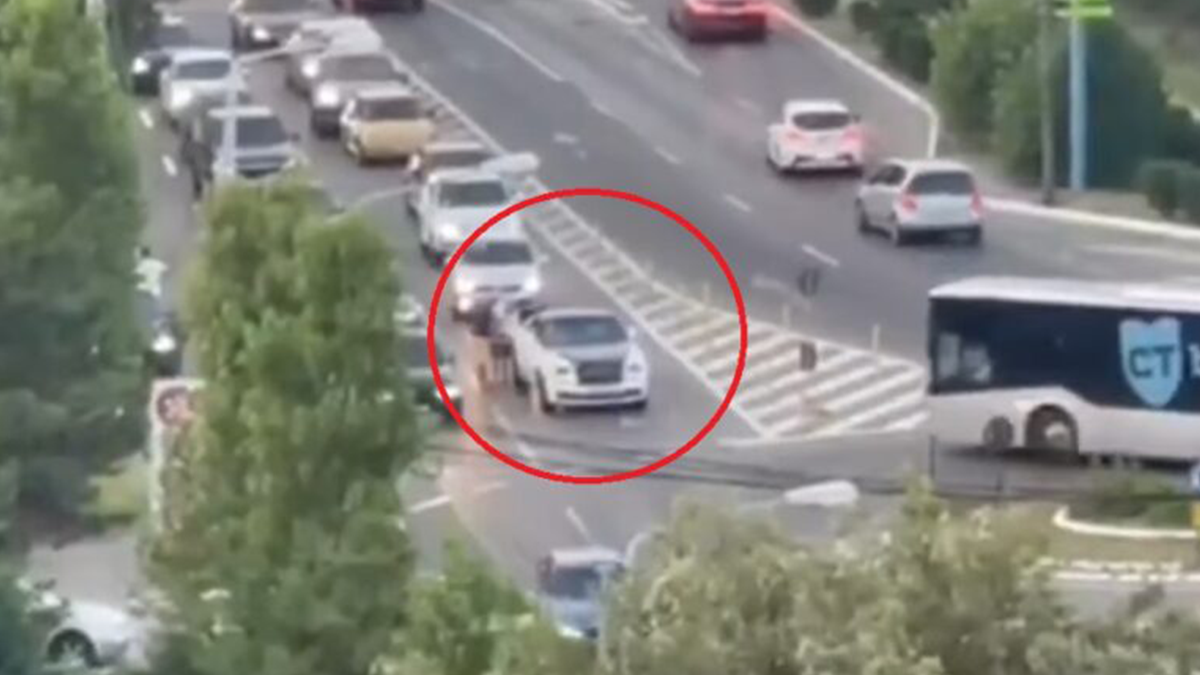 Розкішний Rolls-Royce створив пробку на жвавій трасі: причина вас здивує