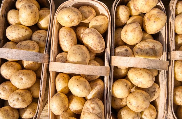 Експерти розповіли, чому не варто прибирати з раціону картоплю - фото 472094