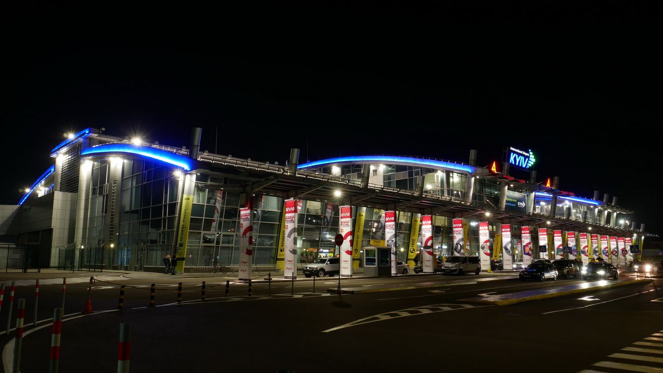 Дрон показав шлях пасажира в аеропорту Київ: круте відео