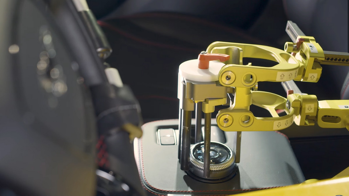 Для тестування автомобілів Ford використовує двох роботів - фото 1