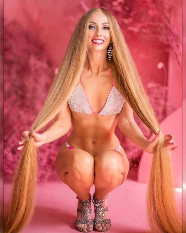 Українська Рапунцель розбурхала мережу знімком топлес - фото 472222