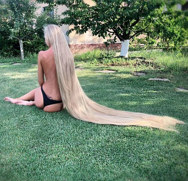 Українська Рапунцель розбурхала мережу знімком топлес - фото 472223