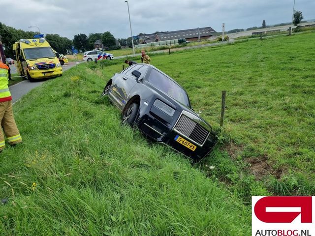 Оманливе відчуття контролю: п'яний водій відправив свій Rolls-Royce Cullinan у канаву - фото 472238