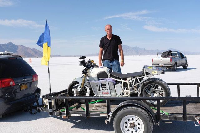 Український гонщик встановив новий рекорд швидкості на мотоциклі на соляному озері у США - фото 472242