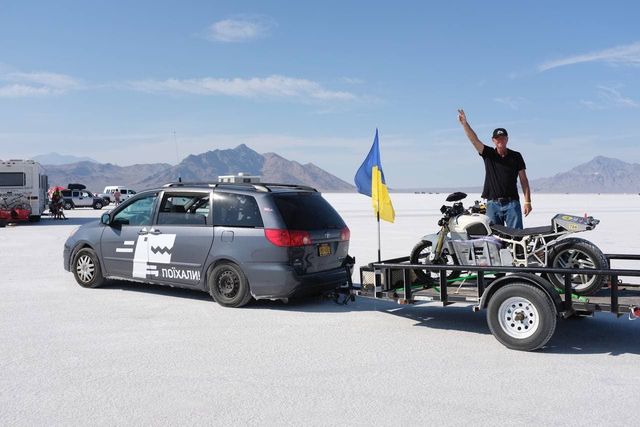 Український гонщик встановив новий рекорд швидкості на мотоциклі на соляному озері у США - фото 472243