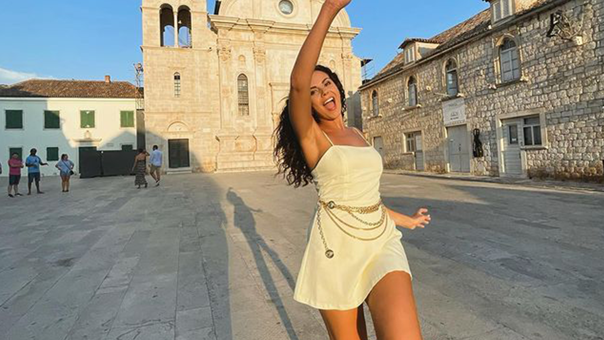 Сексуальна Настя Каменських у коротенькому платті похизувалася стрункими ніжками