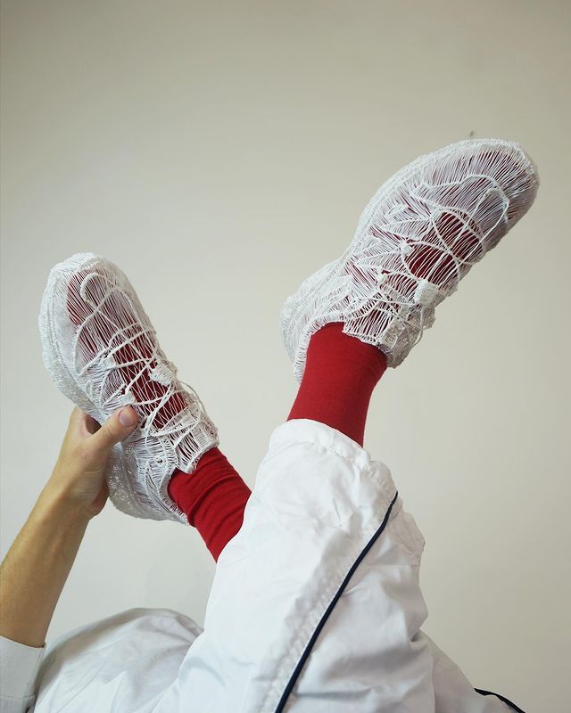 Дивіться, як художник створює скелети культових кросівок - фото 472251