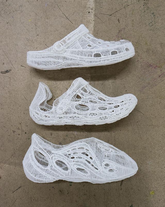 Дивіться, як художник створює скелети культових кросівок - фото 472253