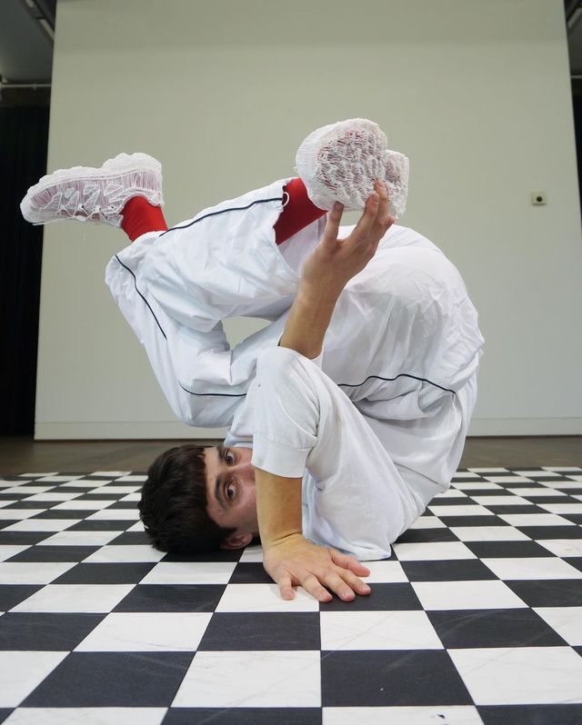 Дивіться, як художник створює скелети культових кросівок - фото 472255