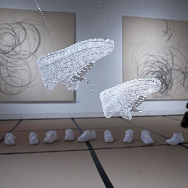 Дивіться, як художник створює скелети культових кросівок - фото 472256