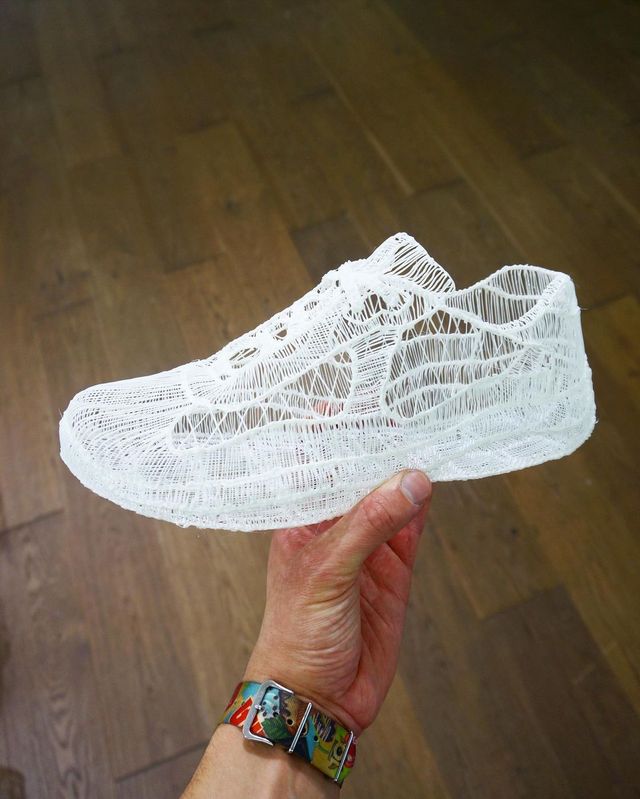 Дивіться, як художник створює скелети культових кросівок - фото 472257