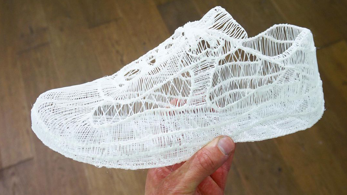 Дивіться, як художник створює скелети культових кросівок