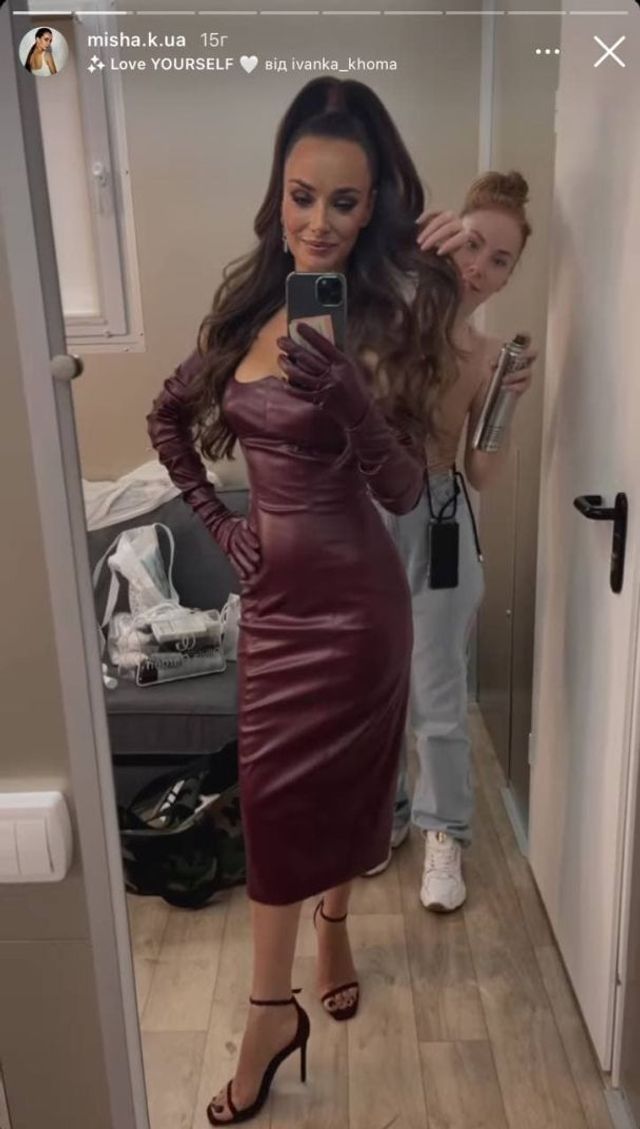 Шкіряна сукня і рукавички: Ксенія Мішина показала ефектний образ - фото 472362