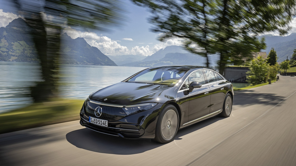 Водії Mercedes-Benz зможуть обмінюватися інформацією про стан доріг - фото 1