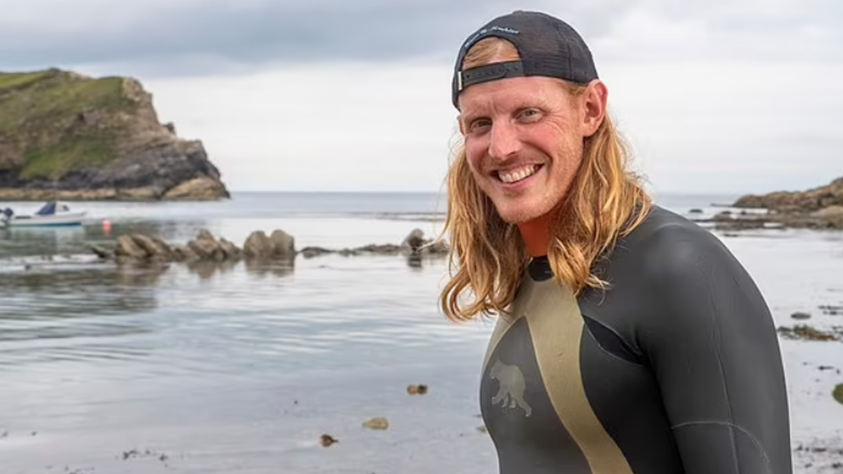 Британець плавав серед зграї акул - фото 1