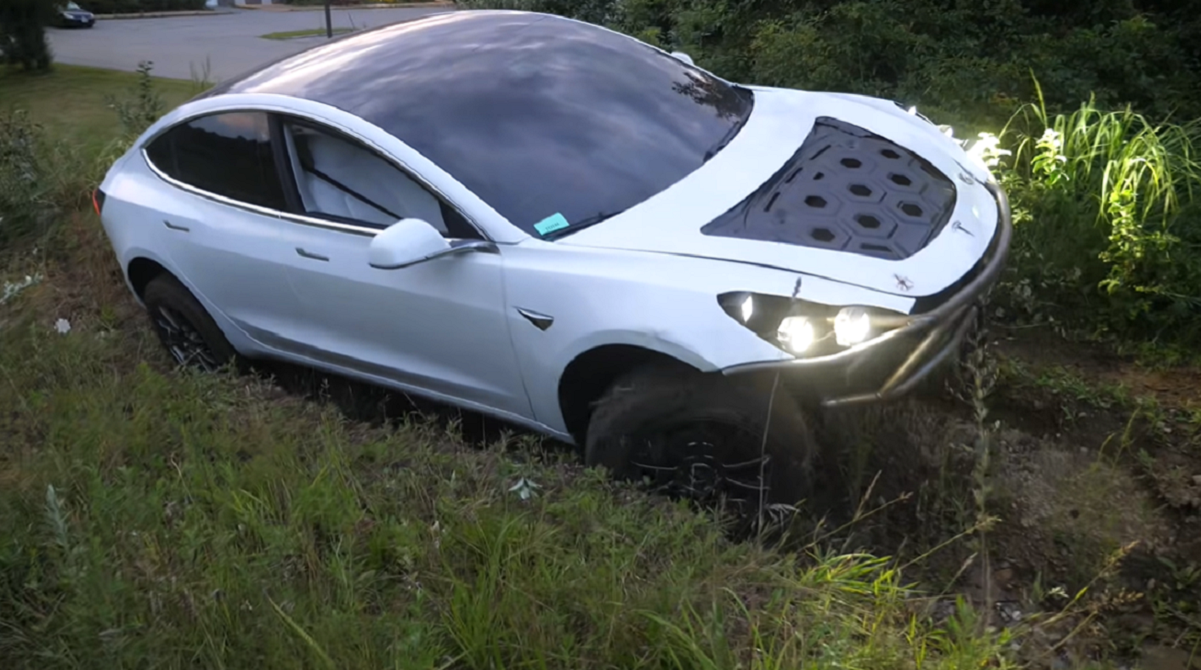 Розбиту Tesla перетворили в ефектний позашляховик: відео перевтілення електрокара
