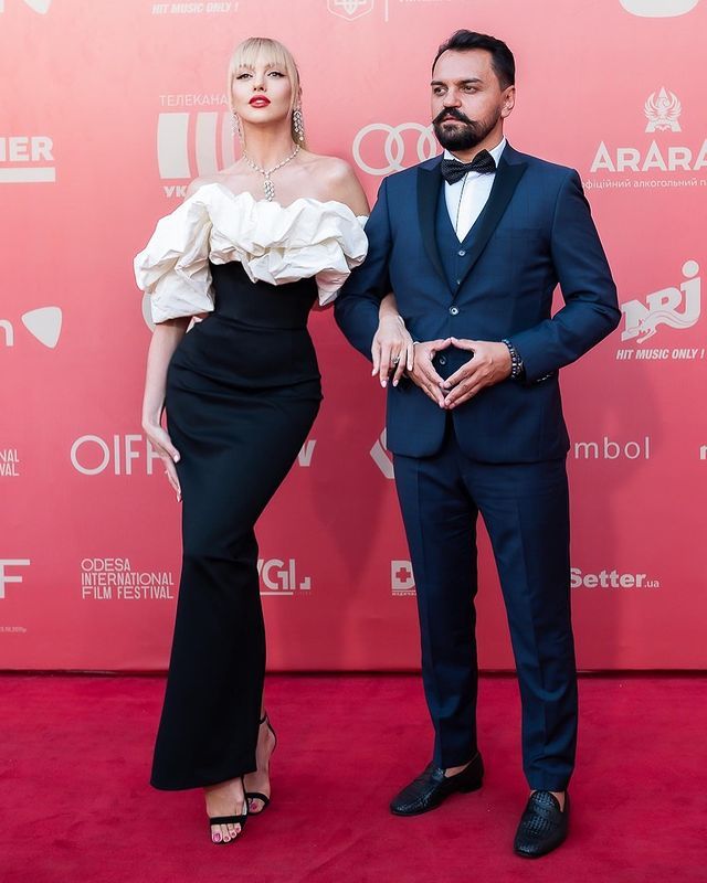 Зваблива Оля Полякова вразила образом на червоній доріжці в Одесі - фото 472555